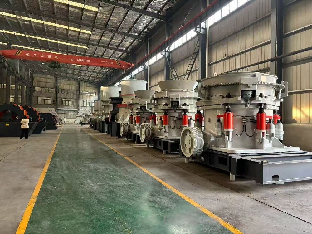 Многоцилиндровая конусная дробилка установлена ​​на месте в мастерской.